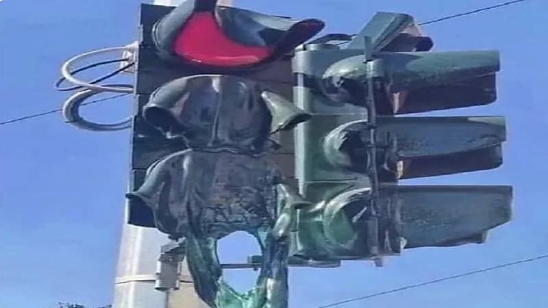 إشارة مرور تذوب من شدة الحر بتركيا