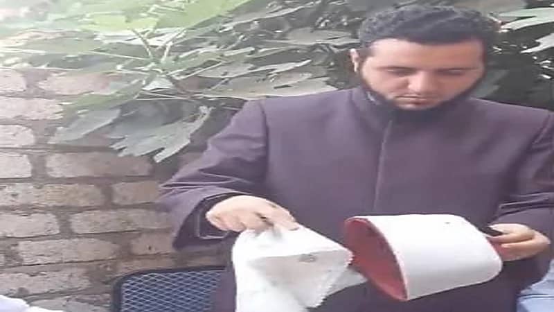 مأذون مصري يفقد أعصابه ويسب أحد الحضور خلال عقد قران..فيديو