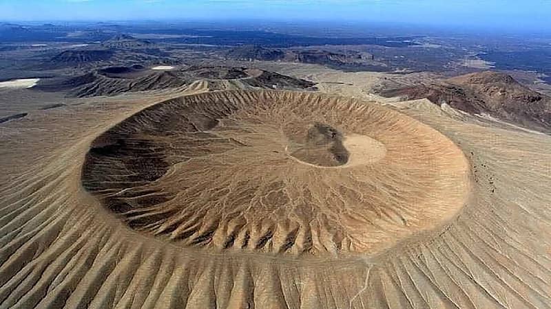 لقطات مذهلة لفوّهة بركان الجبل الأبيض بالمدينة المنورة.. صور