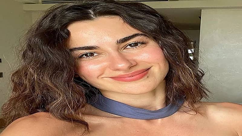 فنانة تركية تتعرى تحت أشعة الشمس لسبب غريب