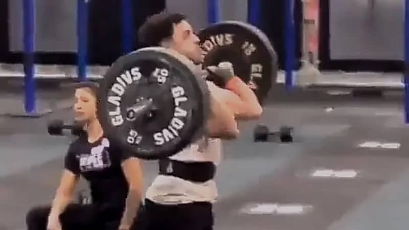 شاب يُسقط الأثقال علي رأس زميله متعمدا  ..  فيديو