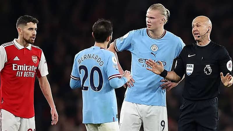 لجنة حكام كرة القدم بانجلترا:  تطبيق القواعد الجديدة لمنع إهدار وقت المباراة