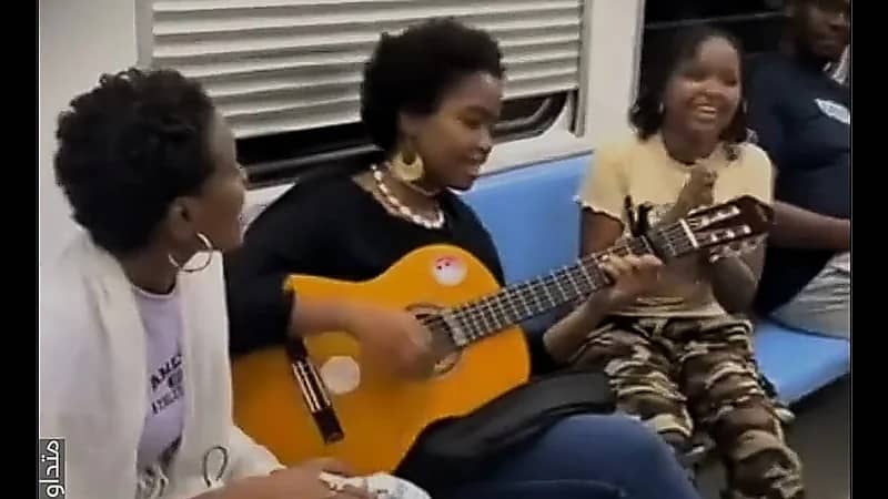 غناء سودانيات في مترو القاهرة وسط تفاعل من الركاب .. فيديو