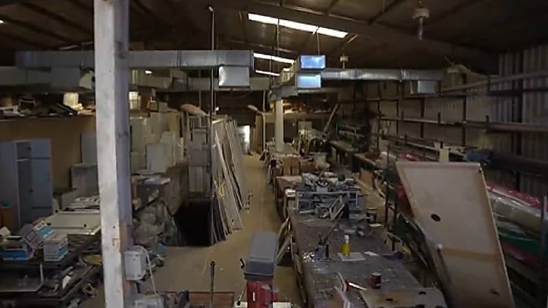 ضبط مستودعات غير نظامية لتدوير مراتب الأسرّة بالرياض.. فيديو