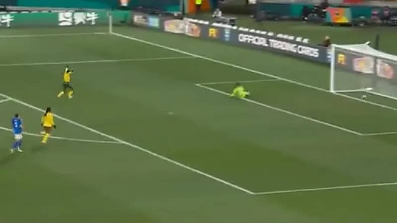أحد لاعبات منتخب جنوب إفريقيا للسيدات تسجل هدفًا ذاتيًا مضحكًا في شباك نظيرتها       .. فيديو