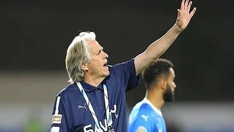 الهلال يفكر في رحيل اثنين من محترفيه