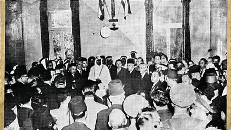 صورة قديمة للملك سعود في الجامع العمري ببيروت