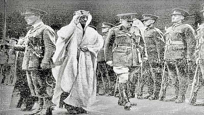 صورة قديمة للملك سعود لدى استقباله بقصر باكنغهام في لندن