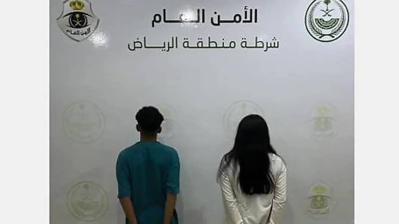 شرطة الرياض تقبض على مخالفين لإيقافهما مركبتيهما على الطريق العام  ..  فيديو