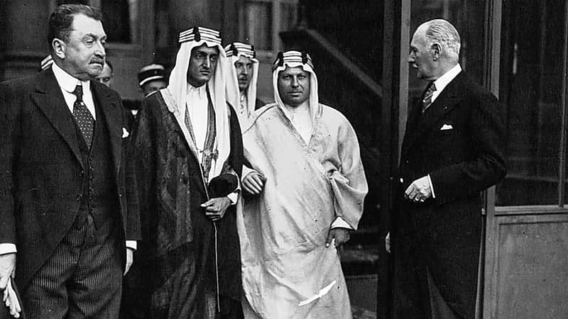 الملك فيصل في قصر الإليزيه قبل 91 عامًا..صورة