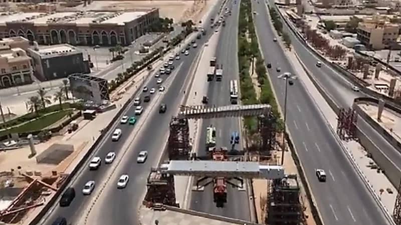 استمرار الأعمال في جسر الدراجات بالرياض..فيديو