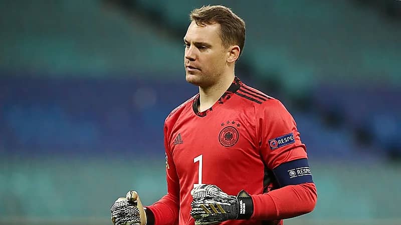 بعد غياب 10 أشهر..نوير يستعد للعودة إلى الملاعب