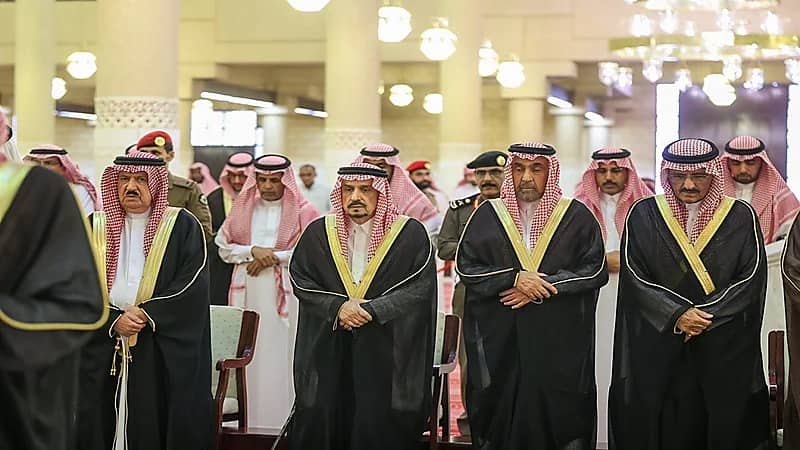 أمير الرياض يؤدي صلاة الميت على والدة الأمير محمد بن مشاري آل سعود .. صور