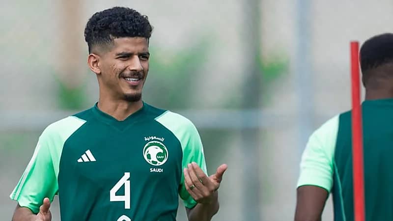 مدافع الأهلي يلتحق بمعسكر الأخضر