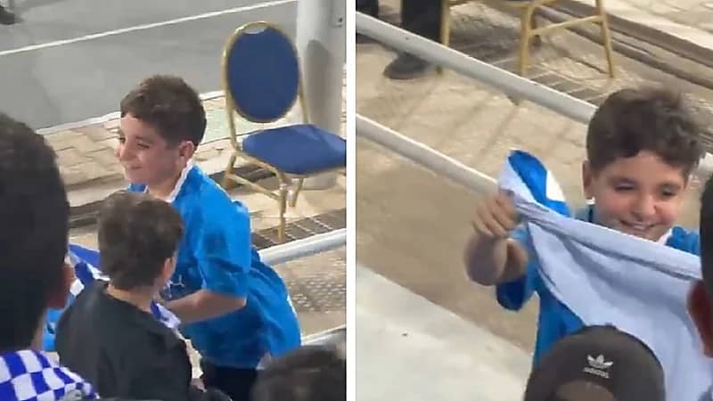 طفل هلالي يحتفل بعد حصوله على تيشيرت ميشيل .. فيديو