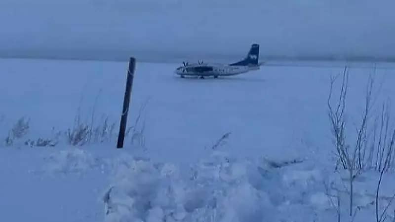طائرة روسية من طراز أنتونوف - 24 تهبط بالخطأ فوق نهر متجمد