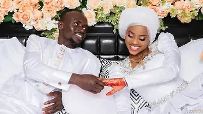 استقبال حاشد لزوجة ساديو ماني في مدرستها  ..  فيديو