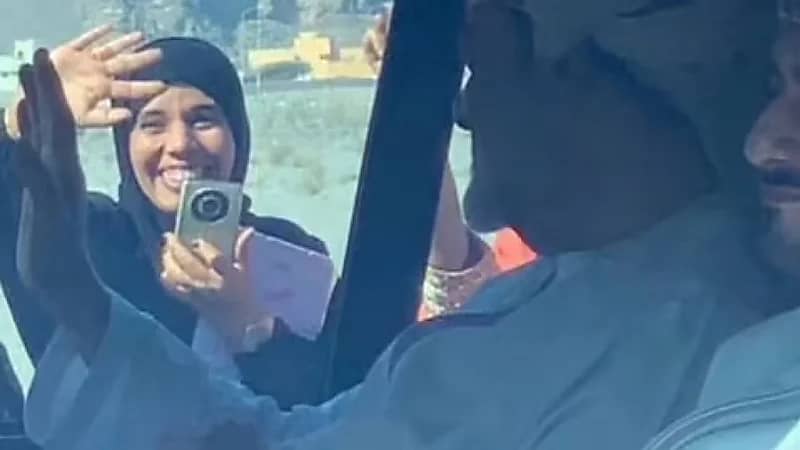 صدفة مع السلطان تجعل فتاة عمانية مشهورة بين ليلة وضحاها ٠٠فيديو