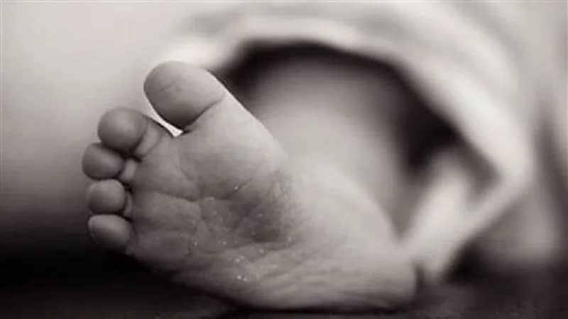 طفل يموت جوعاً بجانب جثة والده