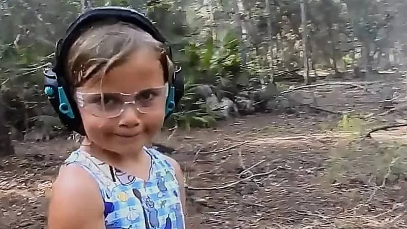 أصغر قناصة في العالم تستعرض مهارتها في استخدام سلاحين .. فيديو