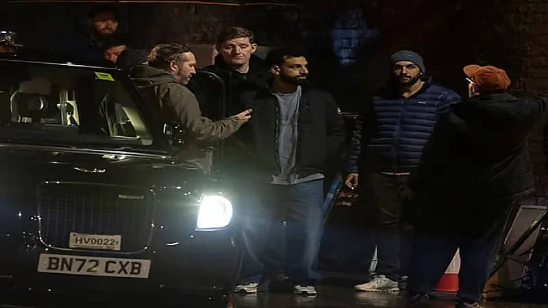 محمد صلاح يثير الجدل بدخوله في حانة.. صور