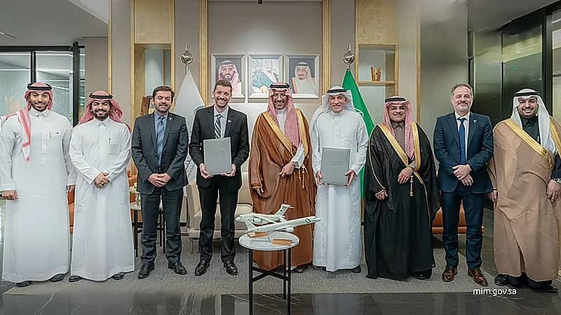 وزارة الصناعة توقع مذكرة تعاون مع إمبراير البرازيلية لتطوير الطيران .. صور