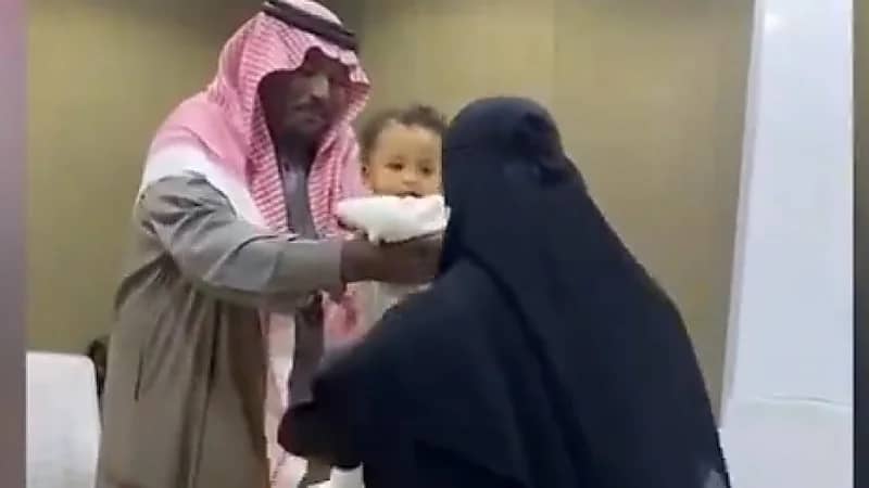 مشهد مؤثر لزوجان لا ينجبان لحظة موافقة جمعية الوداد على طلبهم باحتضان طفل..فيديو