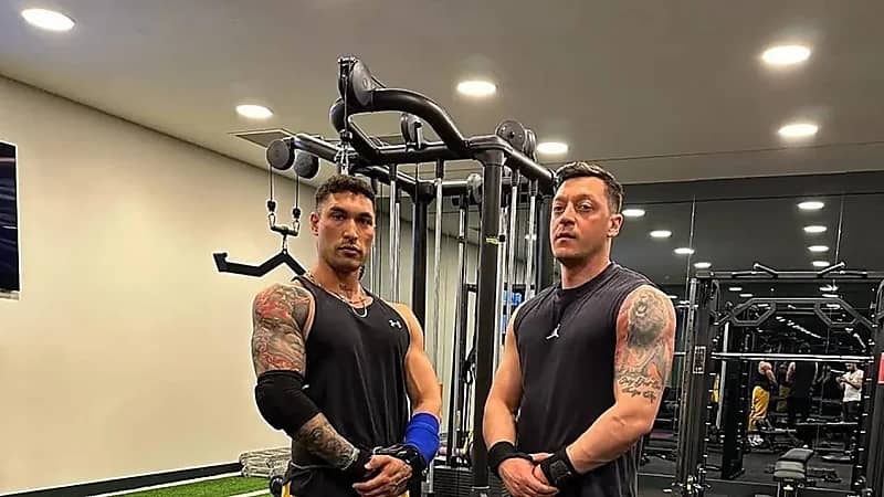 سبب اهتمام نجوم الكرة بالعضلات بعد الاعتزال.. فيديو