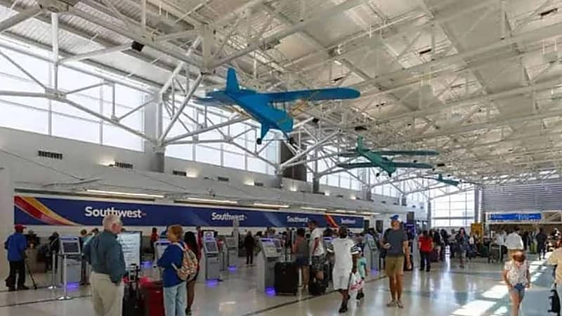 3 نساء يعتدن بالضرب على موظفة في مطار أمريكا بعد تأخر طائرتهن .. فيديو