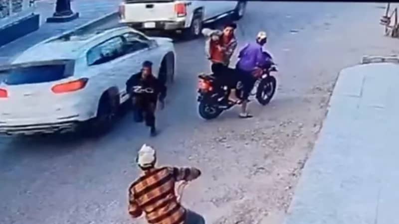 لحظة إطلاق النار على عراقي وسرقة دراجته النارية في وضح النهار .. فيديو