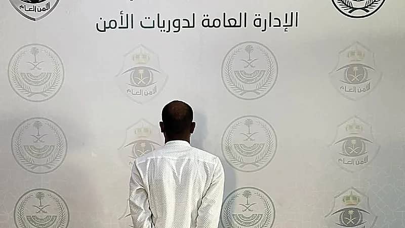 ضبط مقيم نشر محتوى مرئي بمضامين وإيحاءات جنسية ومنافية للآداب .. فيديو