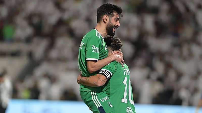 الأهلي يتغلب على الشباب بهدفين .. صور وفيديو