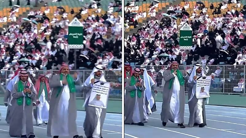 طالب بجامعة الملك خالد يحمل صورة صديقه المتوفي في حفل تخرجهم .. فيديو