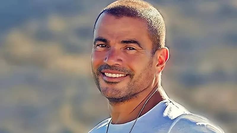 عمرو دياب يعتدي على مهندس الصوت في حفل زفاف بالقاهرة .. فيديو