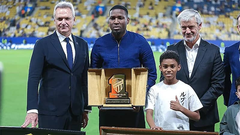 لحظة وداع جماهير ‎الاتحاد لـ عمر هوساوي  .. فيديو