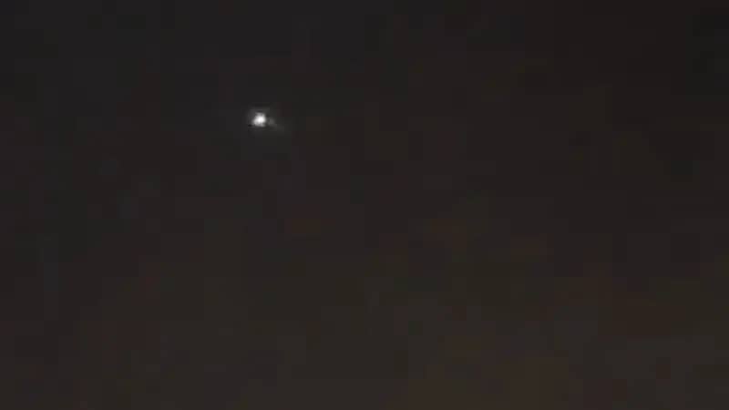 قوات الأمن تقطع الطريق على حافلة بها حجاج بدون تصاريح . فيديو