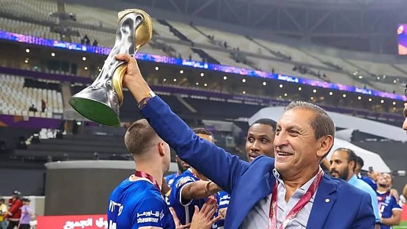 مدرب الهلال السابق يحسم موقفه من العودة للتدريب في الإمارات