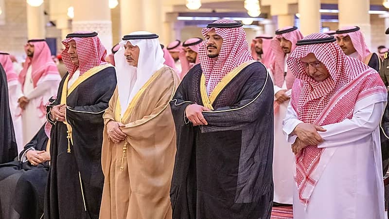 نائب أمير منطقة الرياض يؤدي صلاة الميت على صاحب السمو الأمير ناصر بن فهد بن فيصل