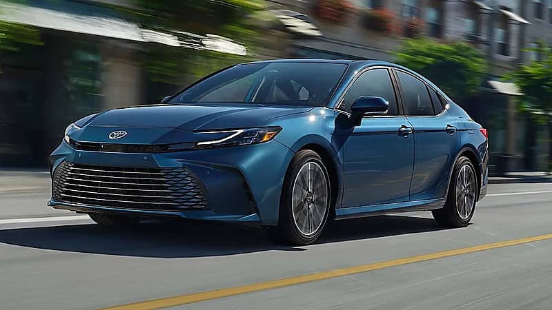 مواصفات وسعر تويوتا‬⁩ كامري E ـ 2025 .. فيديو