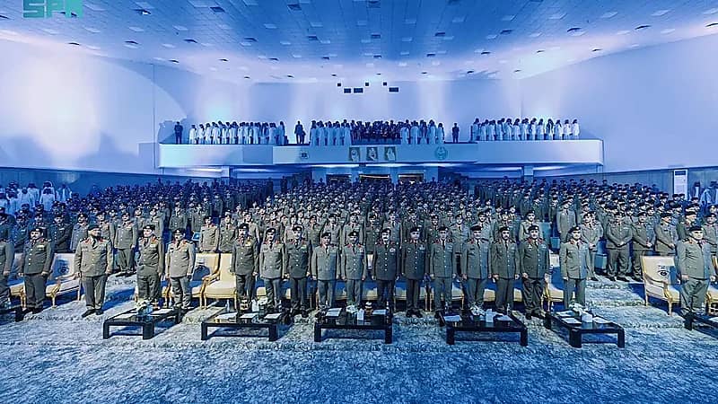 مدير الأمن يشهد تخريج (334) خريجًا من الدورة التأهيلية الـ (53) للضباط الجامعيين   .. فيديو