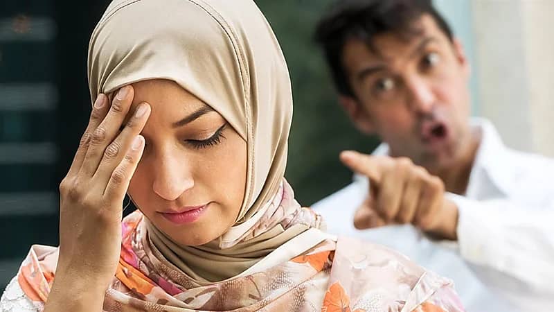 معالج سلوكي: الديون سبب انفعال الزوج على زوجته.. فيديو