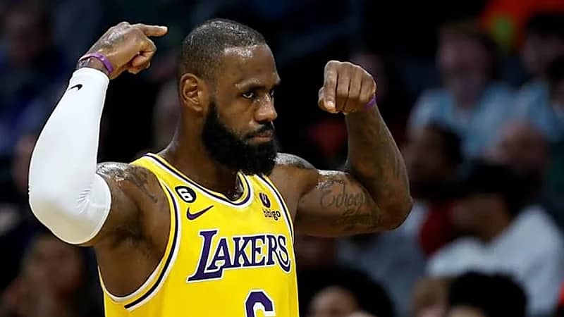 أسطورة "إن بي إيه" ينجو من لدغة عقرب سام .. صورة