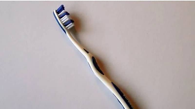 ‎امرأة تبتلع فرشاة أسنان طولها 20 سم