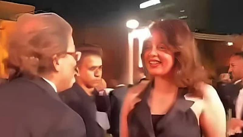 خالد يوسف يثير الجدل بسبب شبيهة "منى فاروق"