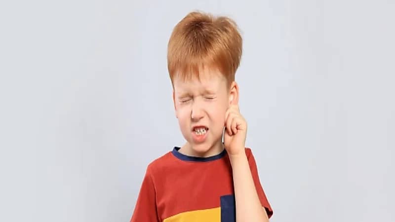 علامات خفية تنبهك بإصابة طفلك بثقب في الأذن
