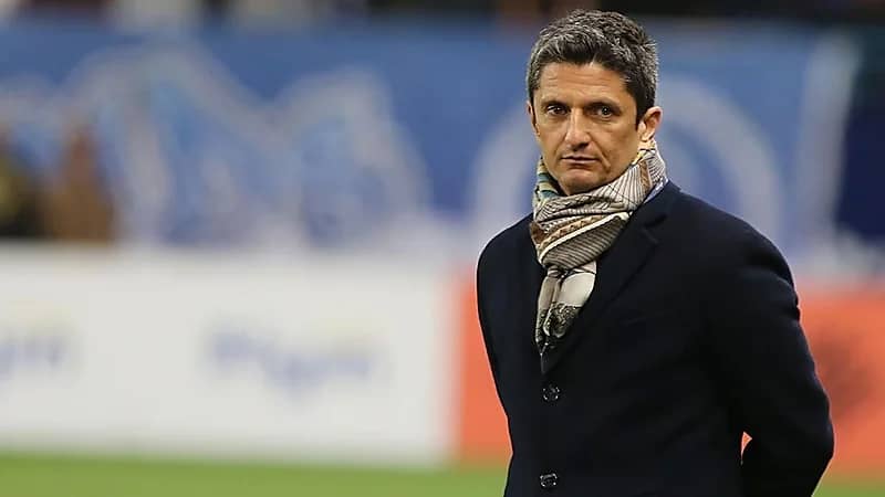 إيقاف مدرب الهلال السابق 4 أشهر بعد تعديه على مشجع .. فيديو