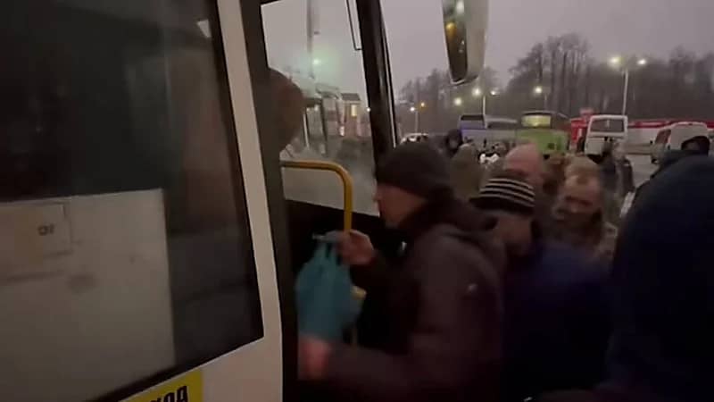 وزارة الدفاع الروسية تعلن عن عودة جنود من خلال تبادل مع أوكرانيا .. فيديو