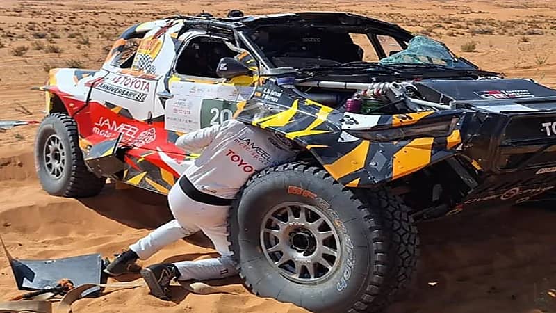 الأمير خالد بن سلطان الفيصل يتعرض لحادث انقلاب في رالي حائل.. فيديو وصور