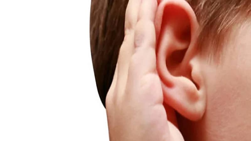 طفل يشكو من ضعف في السمع.. والسبب شجرة