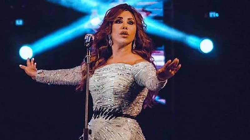 ردة فعل نجوى كرم تجاه معجب طلب منها رفع العلم السوري  .. فيديو
